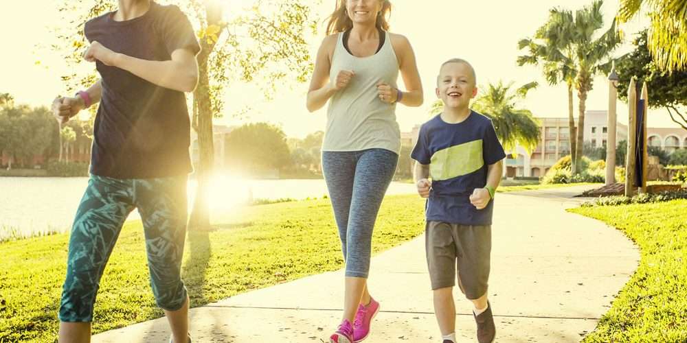 Una giovane famiglia cammina in un parco in una giornata di sole, fonte principale di energia rinnovabile