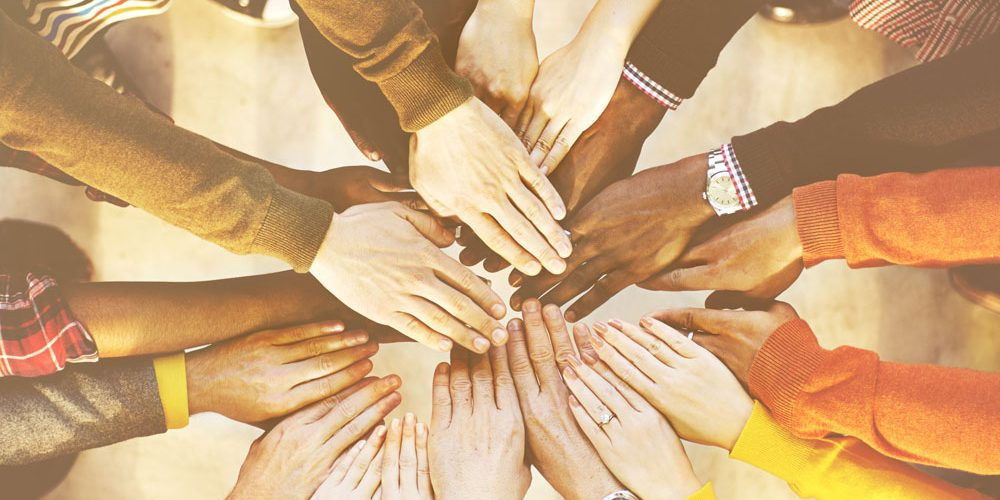 Mani di un gruppo di persone: le community E.ON sono un punto di riferimento per chi si impegna per la sostenibilità ambientale 