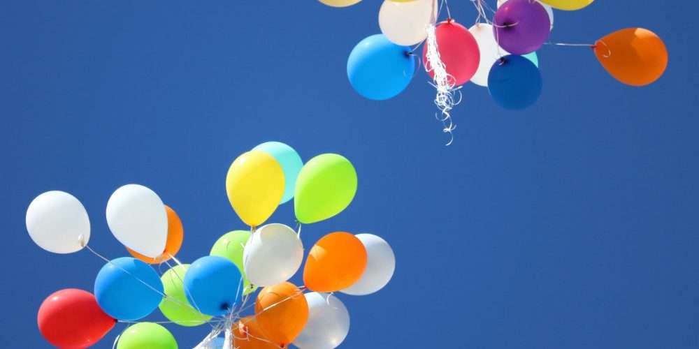 Palloncini colorati su un cielo azzurro
