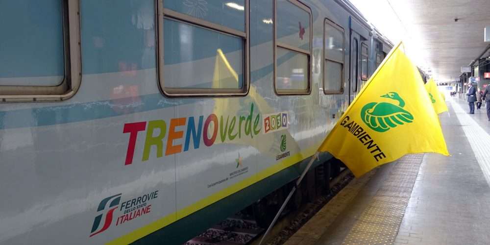 Illustrazione del Treno Verde, campagna itinerante di Legambiente e Ferrovie dello Stato per la transizione energetica
