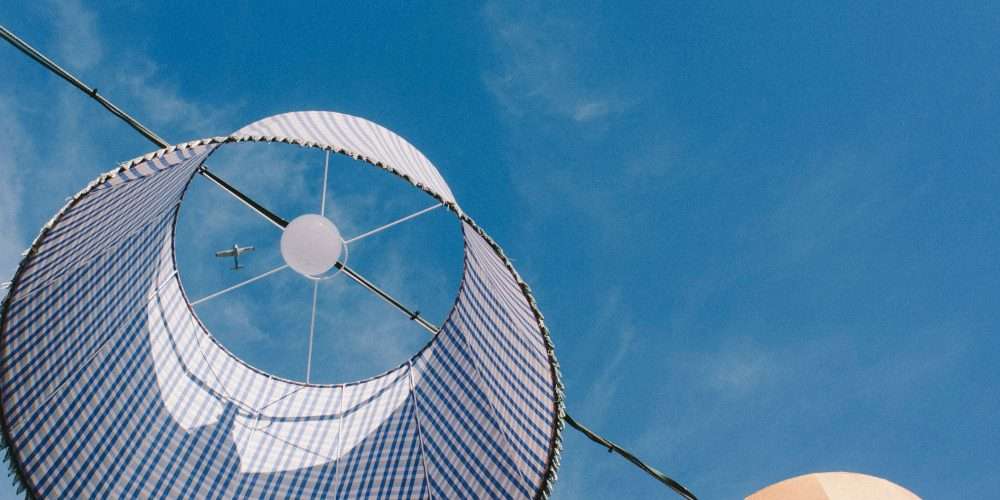 Una lampada ad alta efficienza con un cielo azzurro dietro