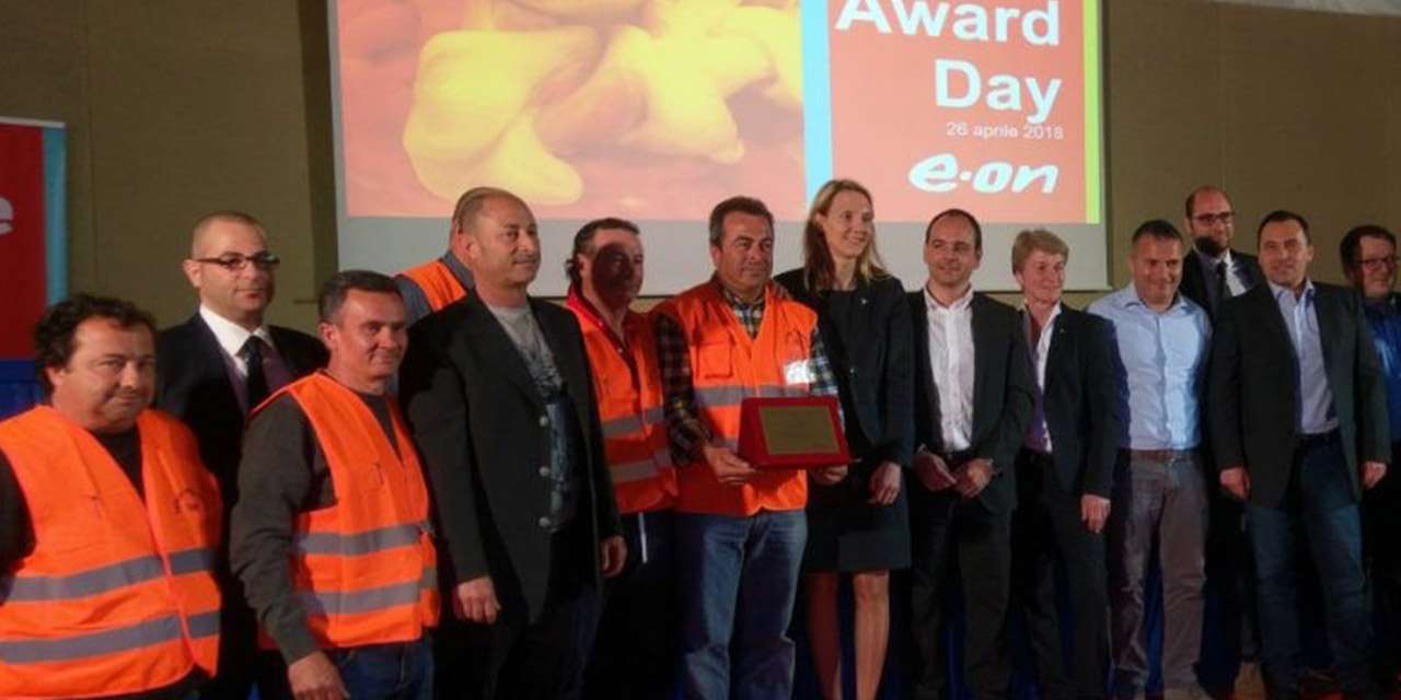 Palco con i protagonisti premiati in occasione della Giornata Mondiale della Sicurezza sul Lavoro nel 2018 per il Parco Eolico di Morcone
