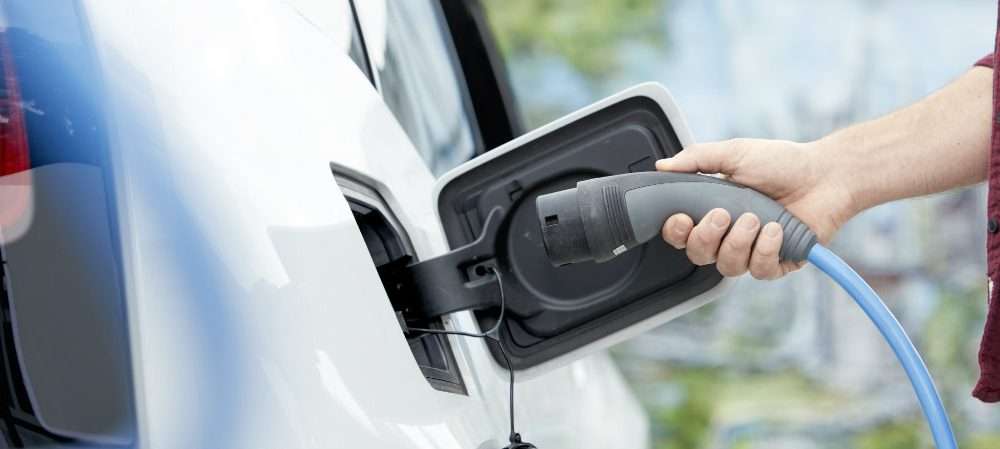 Auto elettrica in ricarica: la transizione energetica dipende anche dalla mobilità sostenibile