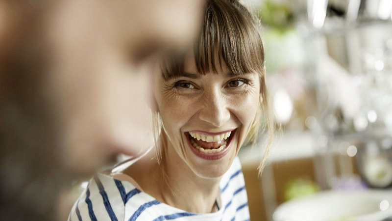 Una ragazza sorride all’interno di una casa girasole con impianto fotovoltaico che segue il sole