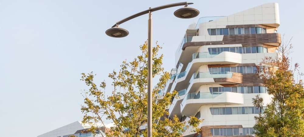 Un condominio con design moderno che utilizza strumenti per migliorare la vita degli abitanti utilizzando l’energia rinnovabile