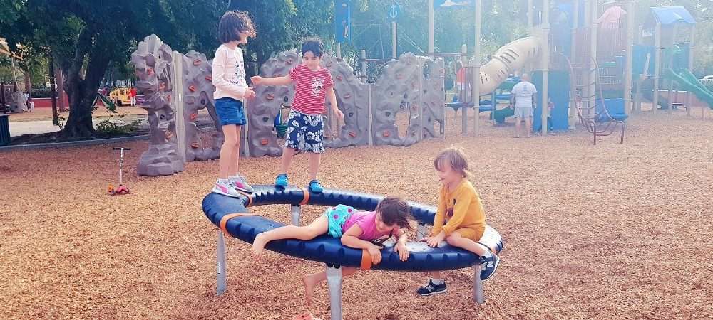 Quattro bambini si divertono in un’area giochi facendo il pieno di energia solare, fondamentale per il corpo e per le nostre case