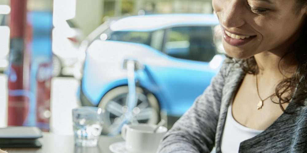 Una ragazza in uno spazio coworking: la sharing economy è in pieno sviluppo