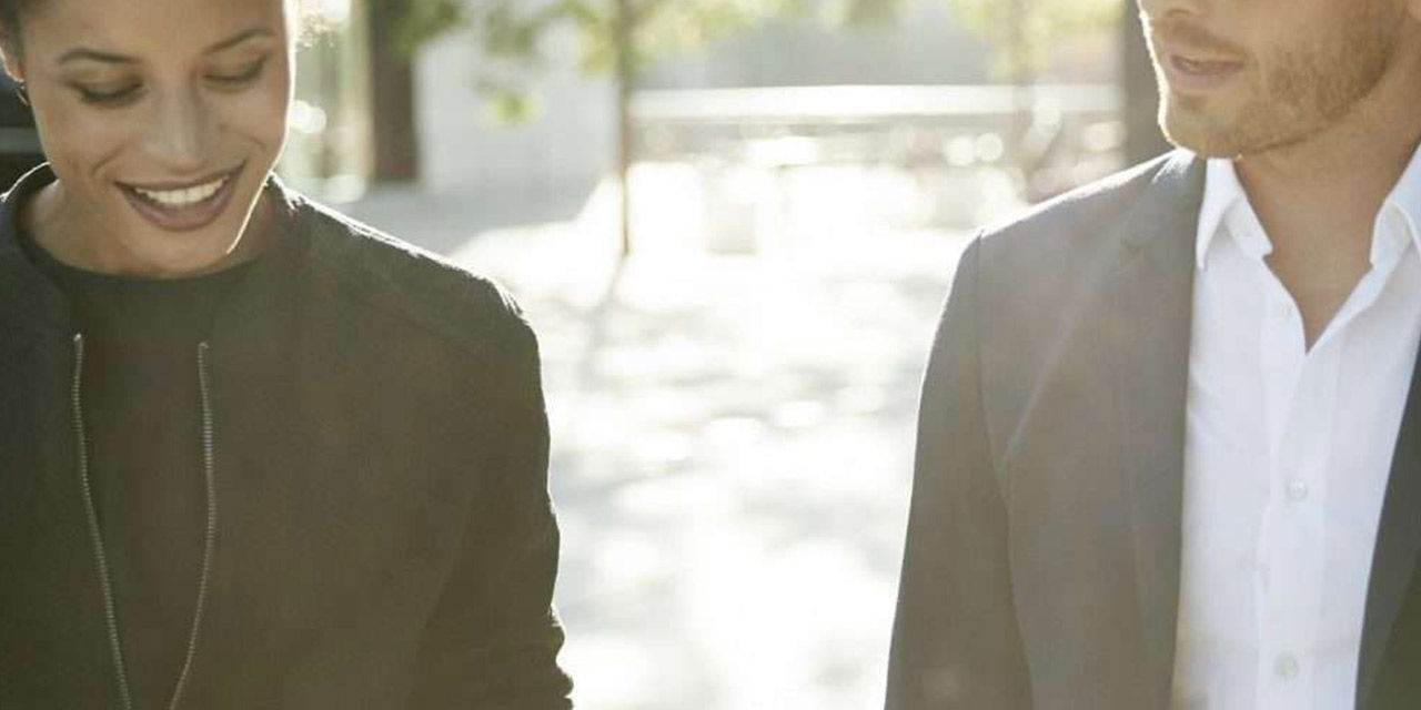 Un uomo e una donna verificano una ricevuta: la fattura elettronica è ormai obbligatoria per la maggior parte delle attività