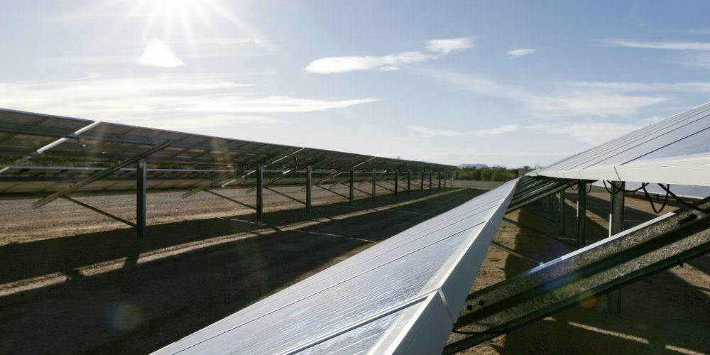 Campo fotovoltaico: le fonti rinnovabili aiutano a proteggere lo strato di ozono