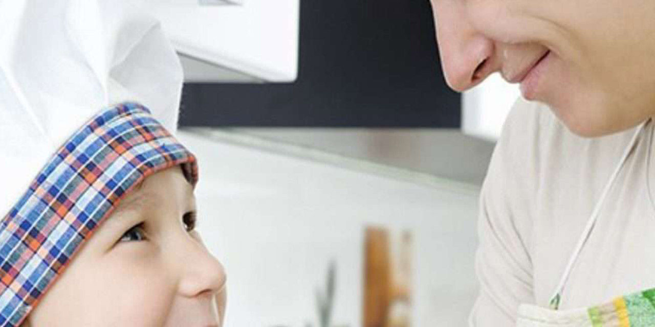 Un bambino sorride alla madre: le merende fatte in casa sono più sane e fanno risparmiare energia