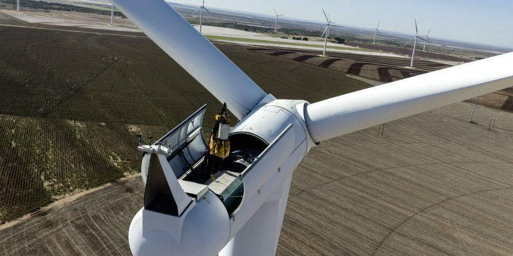 Vista di una pala eolica dall’alto, su un campo per la produzione di energia eolica