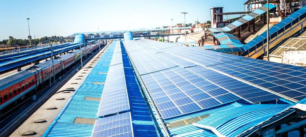 Impianti fotovoltaici in una stazione ferroviaria: treni ed energia solare sono un binomio per la mobilità sostenibile