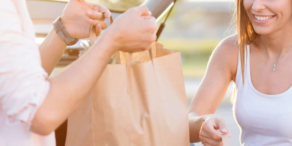 Una coppia sistema le borse dopo aver fatto la spesa