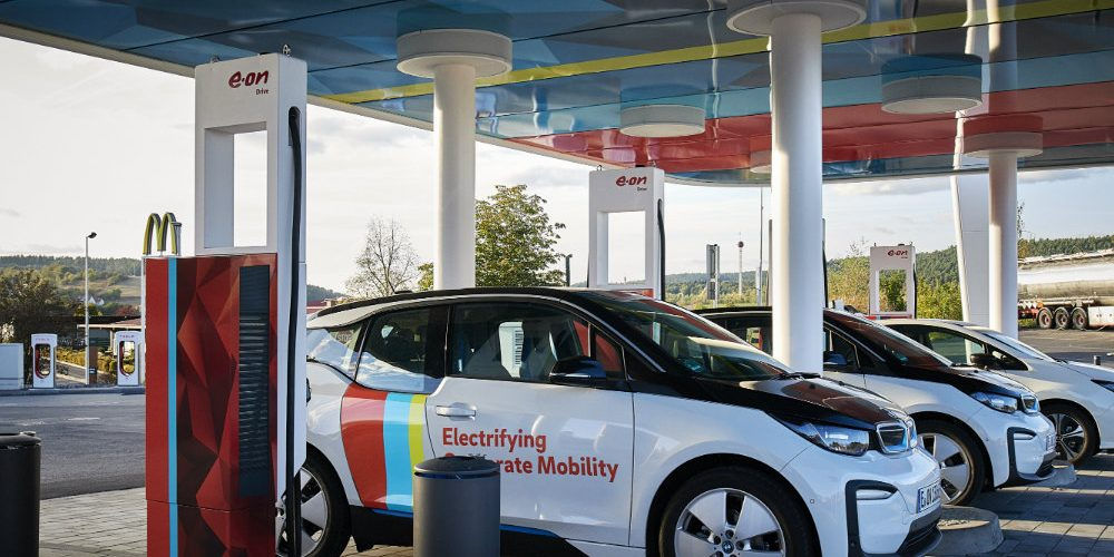 Auto in ricarica in una stazione elettrica E.ON