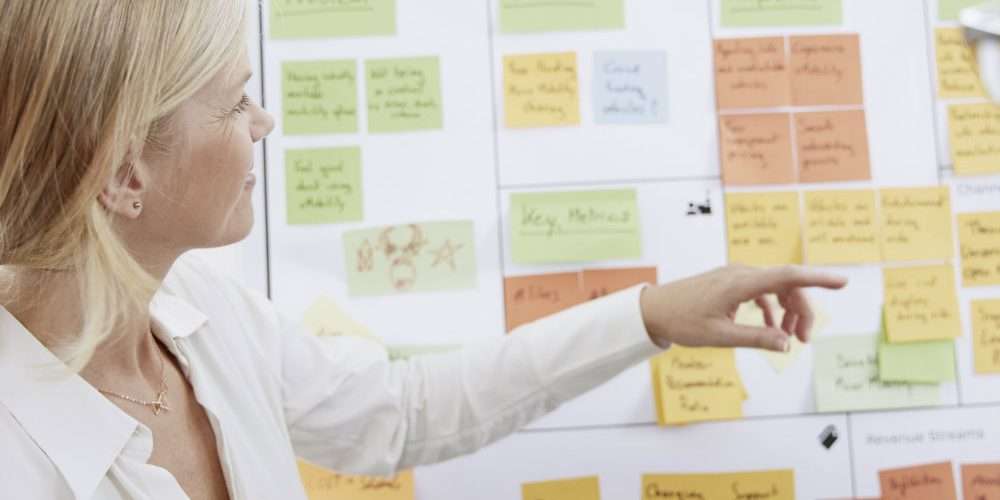 Una giovane donna controlla una lavagna: il mondo delle imprese può trarre vantaggio dall’economia circolare