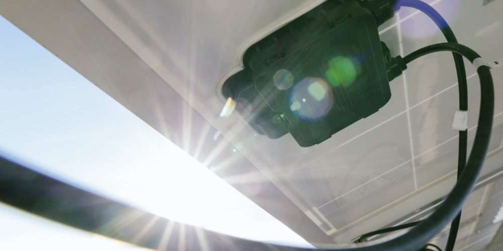 Raggi di sole colpiscono un macchinario: le scoperte scientifiche non si fermano nel campo dell’energia solare