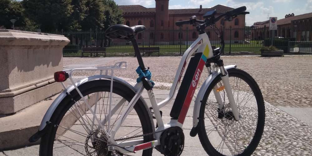 Una bici elettrica in una piazza: il cicloturismo in e-bike è la migliore scelta per una mobilità sostenibile e un turismo più consapevole