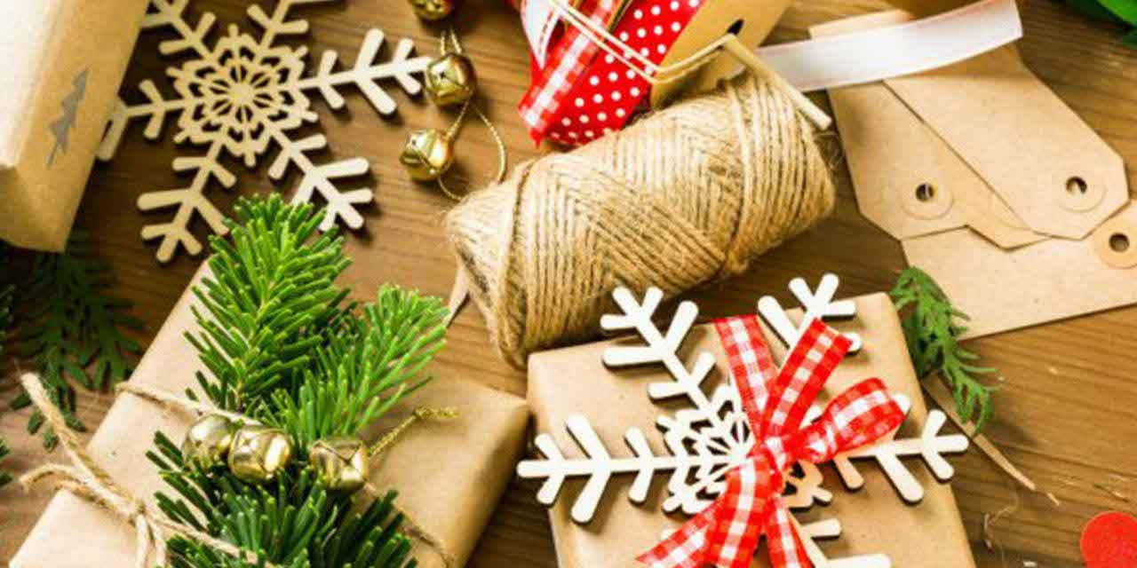 Cartoncini, piccole decorazioni e spago per incartare in modo sostenibile i regali green di Natale