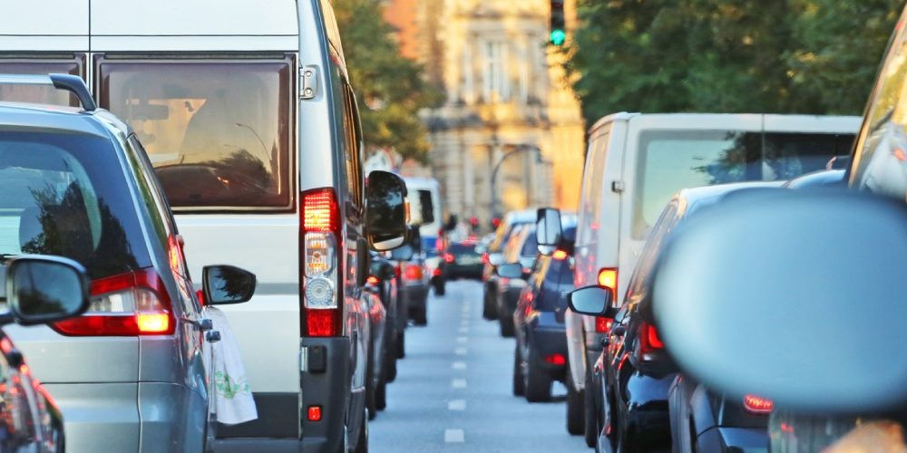 Automobili incolonnate nel traffico, la principale causa dello smog e dell’inquinamento in Italia