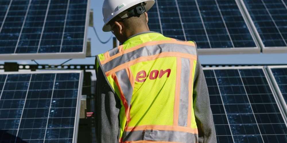 Un tecnico E.ON controlla dei pannelli fotovoltaici