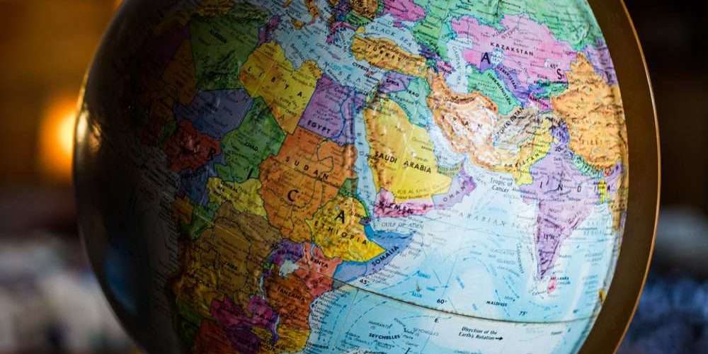 Mappamondo in primo piano: il futuro del Pianete dipende anche dai 17 obiettivi di sostenibilità dell’Agenda 2030 