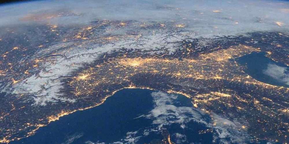 Foto satellitare dell’Italia illuminata di sera: l’Earth Hour 2020 prevede lo spegnimento delle luci per un’ora contro i cambiamenti climatici