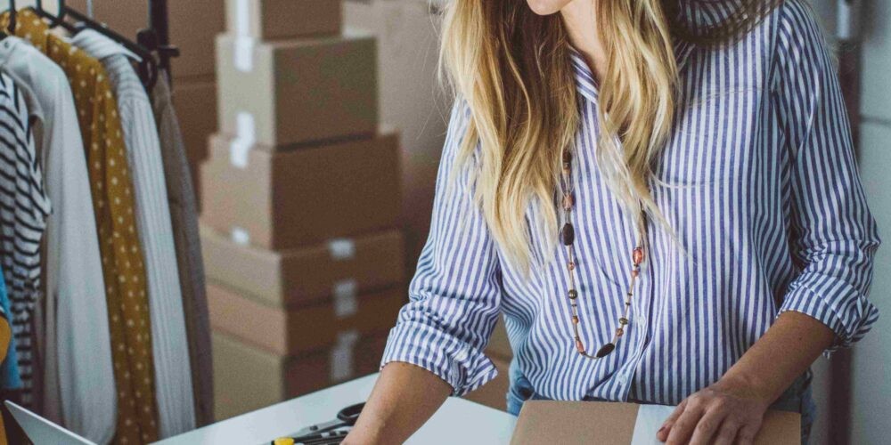 Una dipendente impacchetta vestiti per le spedizioni online, una delle attività del micro business del futuro