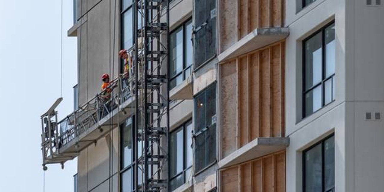 Operai al lavoro su una facciata di un palazzo per migliorare l’efficienza energetica dell’edificio