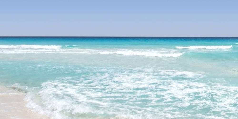 Mare cristallino a ridosso di una spiaggia: anche in vacanza dobbiamo avere comportamenti sostenibili