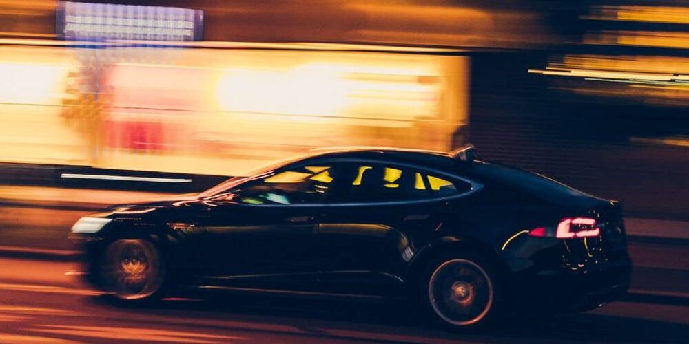 Un’auto in città di notte: il mercato delle elettriche e ibride è in crescita