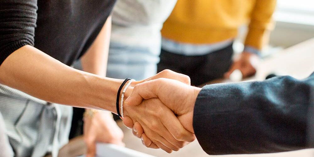 Due mani si stringono in seguito a un accordo
