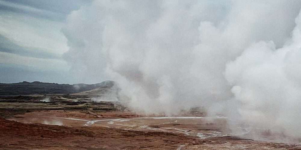 Paesaggio con vapore prodotto da energia geotermica