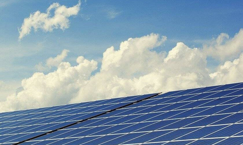 Pannelli fotovoltaici su un tetto, componenti fondamentali di un impianto fotovoltaico