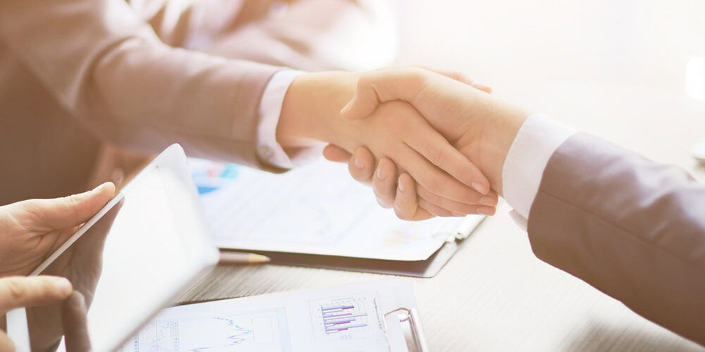 Una stretta di mano sancisce un accordo: le soluzioni energetiche su misura sono il futuro dei condomìni