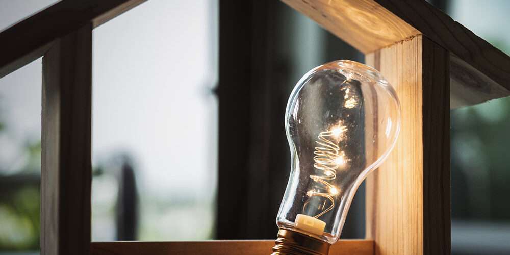 Una lampadina accesa in ambiente domestico: scegliere le fasce orarie permette di risparmiare