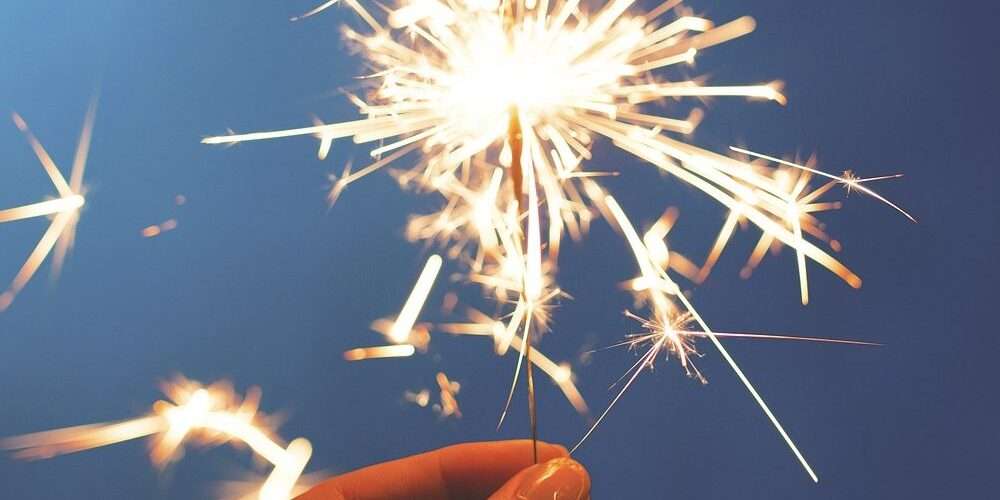 Piccoli giochi di luce per le festività: le decorazioni fai da te sono sostenibili e rendono il Natale più bello