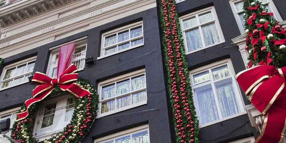 La facciata di un palazzo condominiale decorata con festoni
