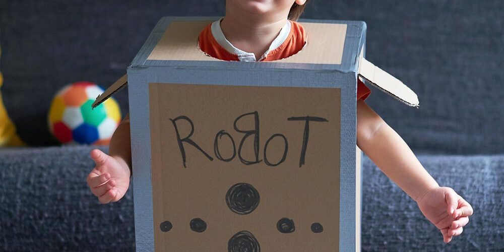 Un bambino con una maschera fai da te di un robot per un Carnevale sostenibile