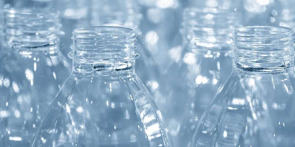 Produzione di bottiglie di plastica: un batterio potrebbe aiutare contro l’inquinamento da plastica