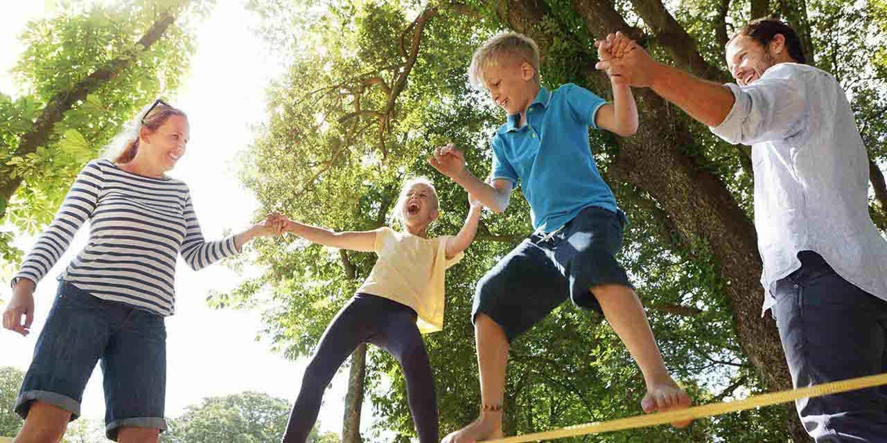 Una famiglia gioca in un parco: la community E.ON che utilizza la piattaforma Energy4People è fatta anche di tante famiglie
