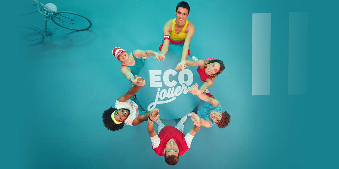 Ragazzi intorno al logo Eco Jouer, un progetto per le nuove generazioni