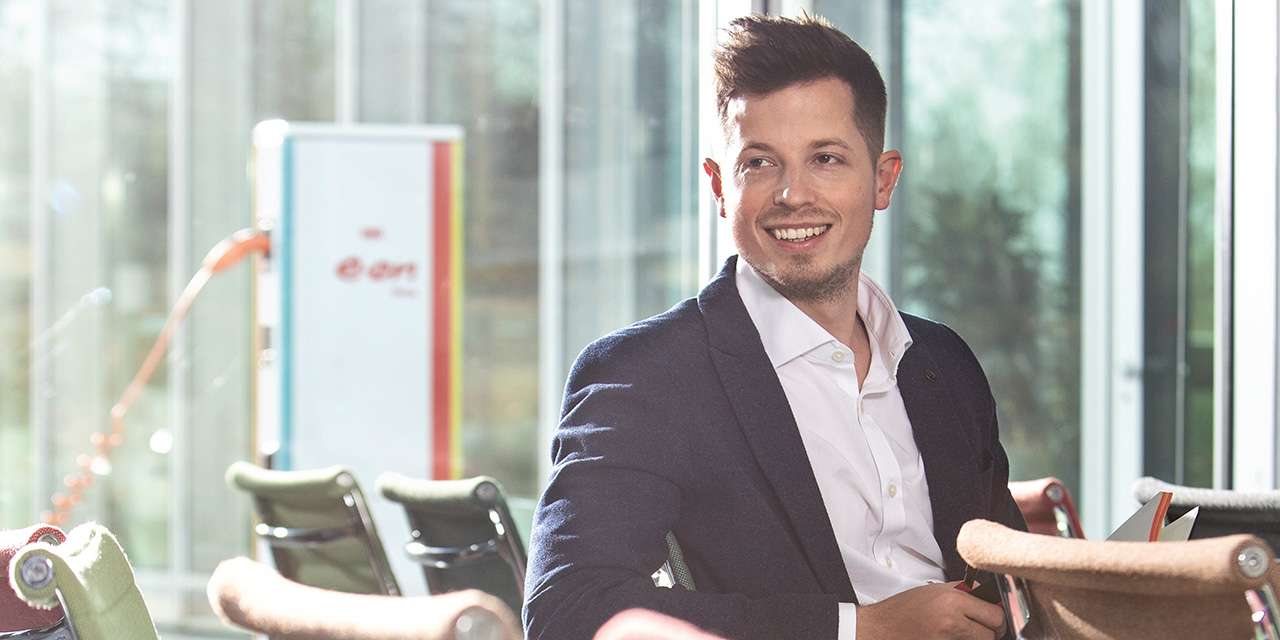 Un giovane dipendente negli uffici E.ON: le storie di successo possono ispirare