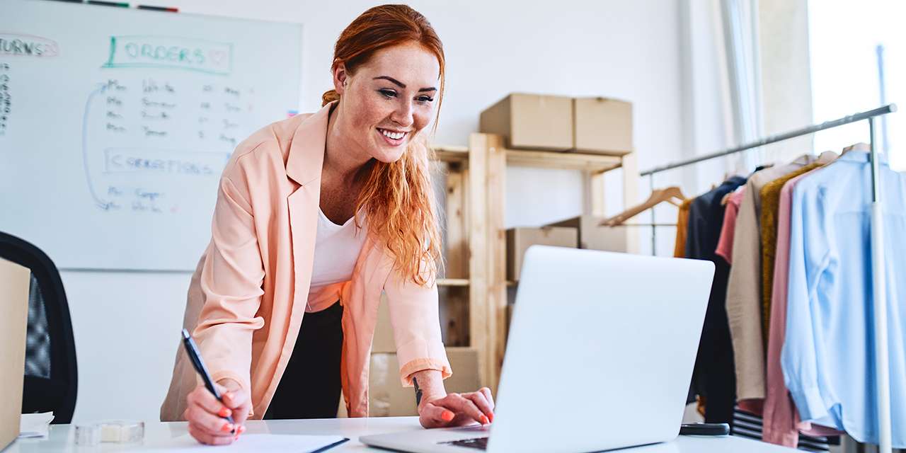 Una giovane donna controlla dei dati sul computer: l’approccio data driven è fondamentale