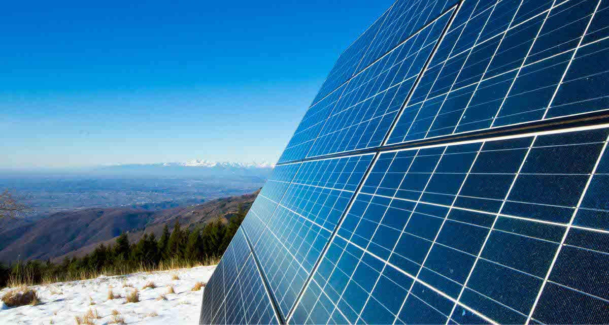 Moduli fotovoltaici in una fredda giornata: in inverno il fotovoltaico ha una resa superiore alle aspettative