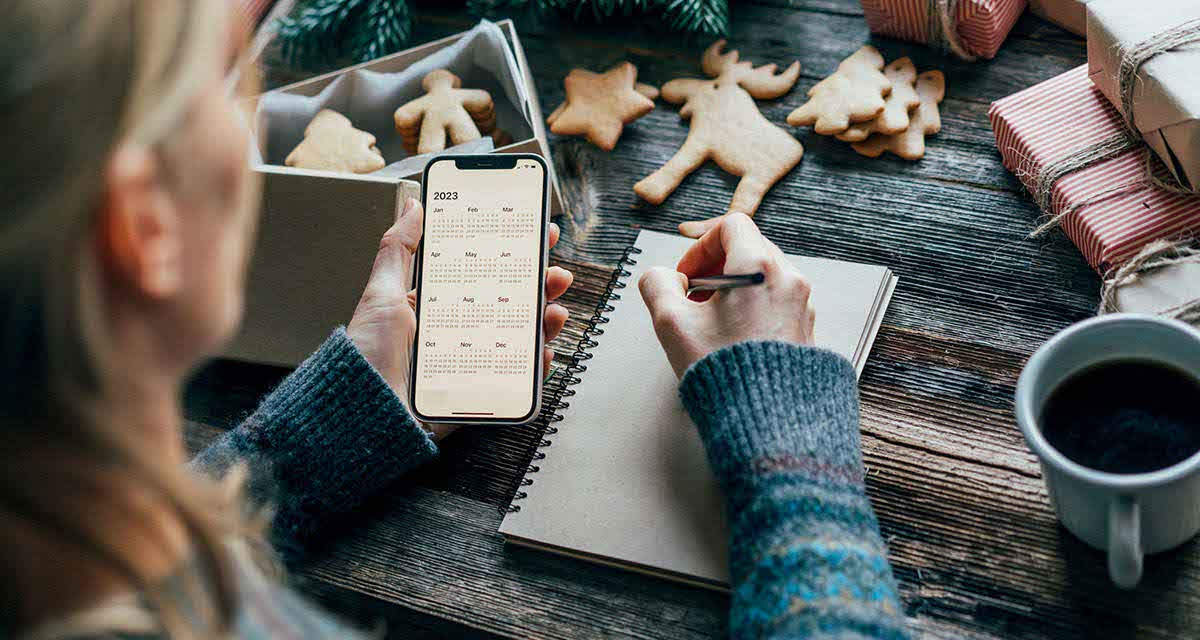 Una ragazza controlla il calendario e scrive su un quaderno: tra i buoni propositi di ognuno l’essere green e sostenibili è uno dei più importanti