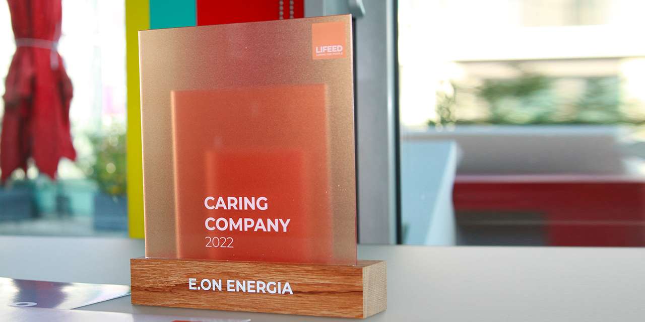 La targa riconoscimento a E.ON come Caring Company nel 2022: un premio per la cura della genitorialità