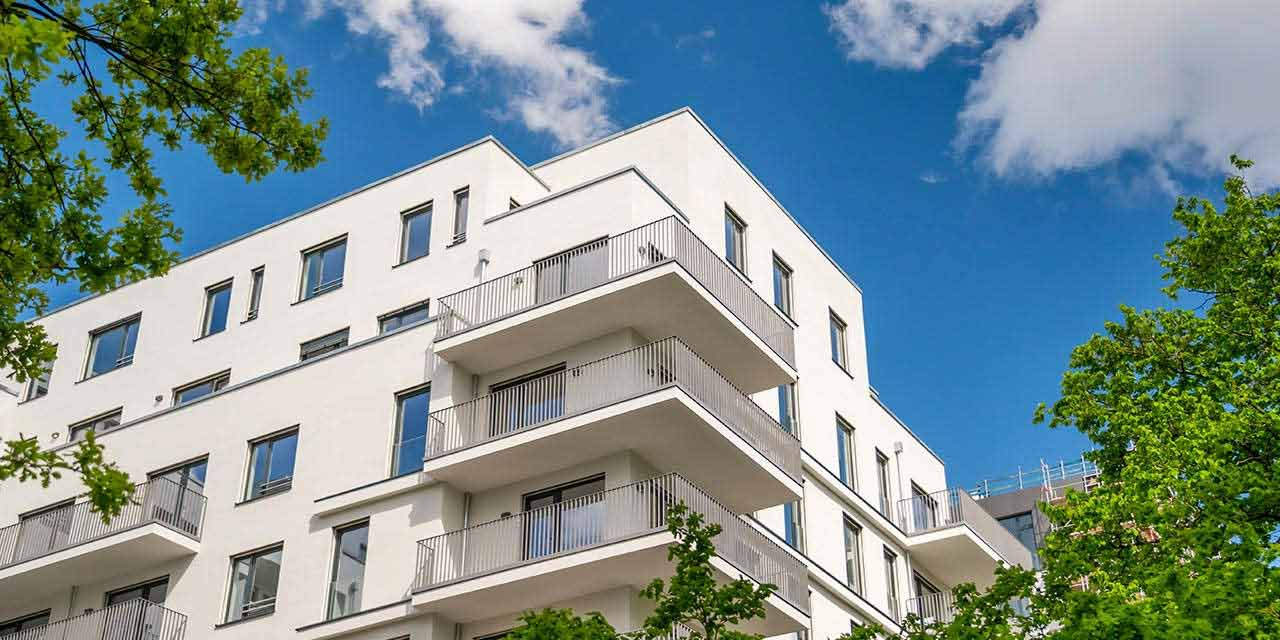 Angolo di un palazzo condominiale: gli incentivi fiscali per l’efficienza energetica dei condomìni sono strumenti importanti per la transizione energetica