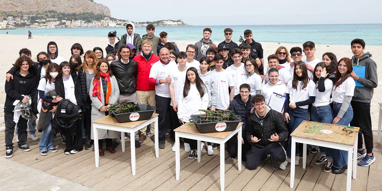 Gruppo di studenti sulla spiaggia di Mondello a Palermo per Save the Wave, il progetto sostenuto da E.ON per la posidonia oceanica