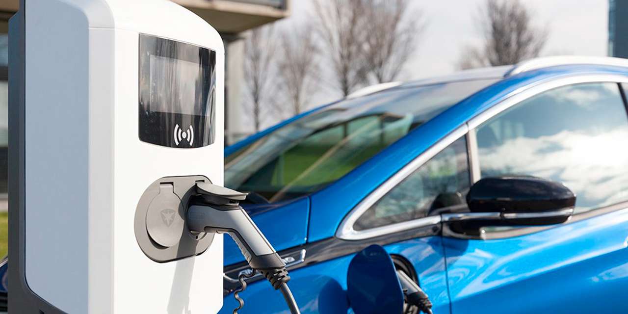 Un’auto in ricarica in una colonnina: la mobilità sostenibile promuove la transizione energetica