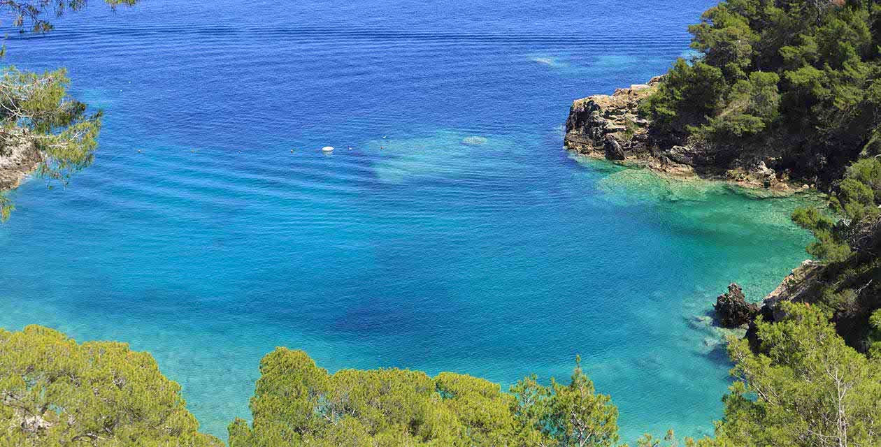 Insenatura con il mare trasparente delle Isole Tremiti